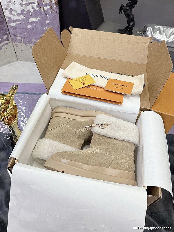 Louis Vuitton Cream Shearling Slip-on Pair in Shearling Slippers for Daily Rotation
